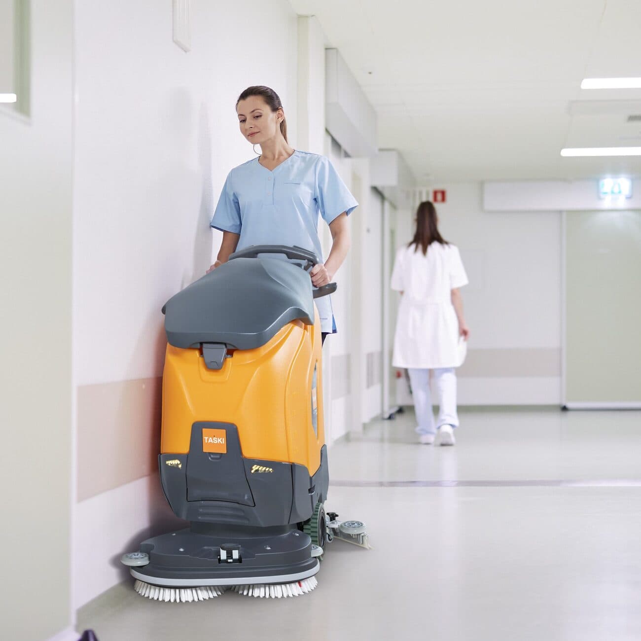 Operator z maszyną szorującą Taski w obiekcie
